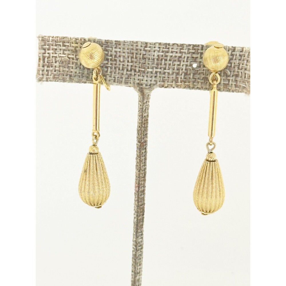 Kramer Gold Tone Teardrop Clip Earrings Vintage Signed ribbed texture dangle
